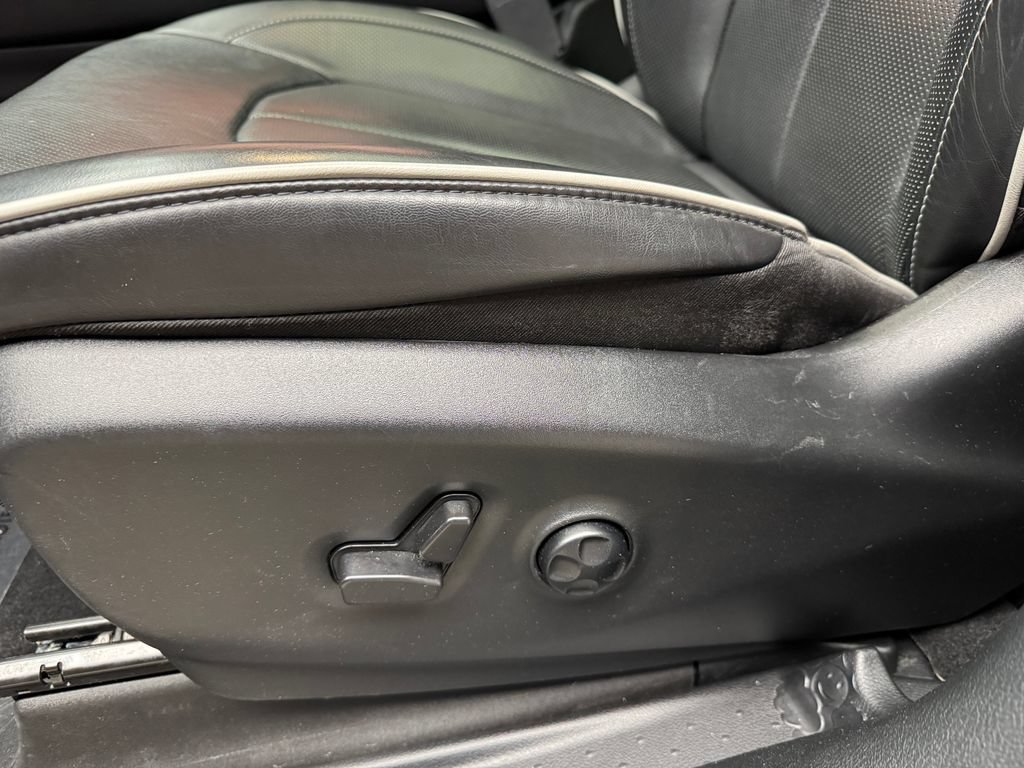 Used 2025 Chrysler Pacifica Limited FWD image 12