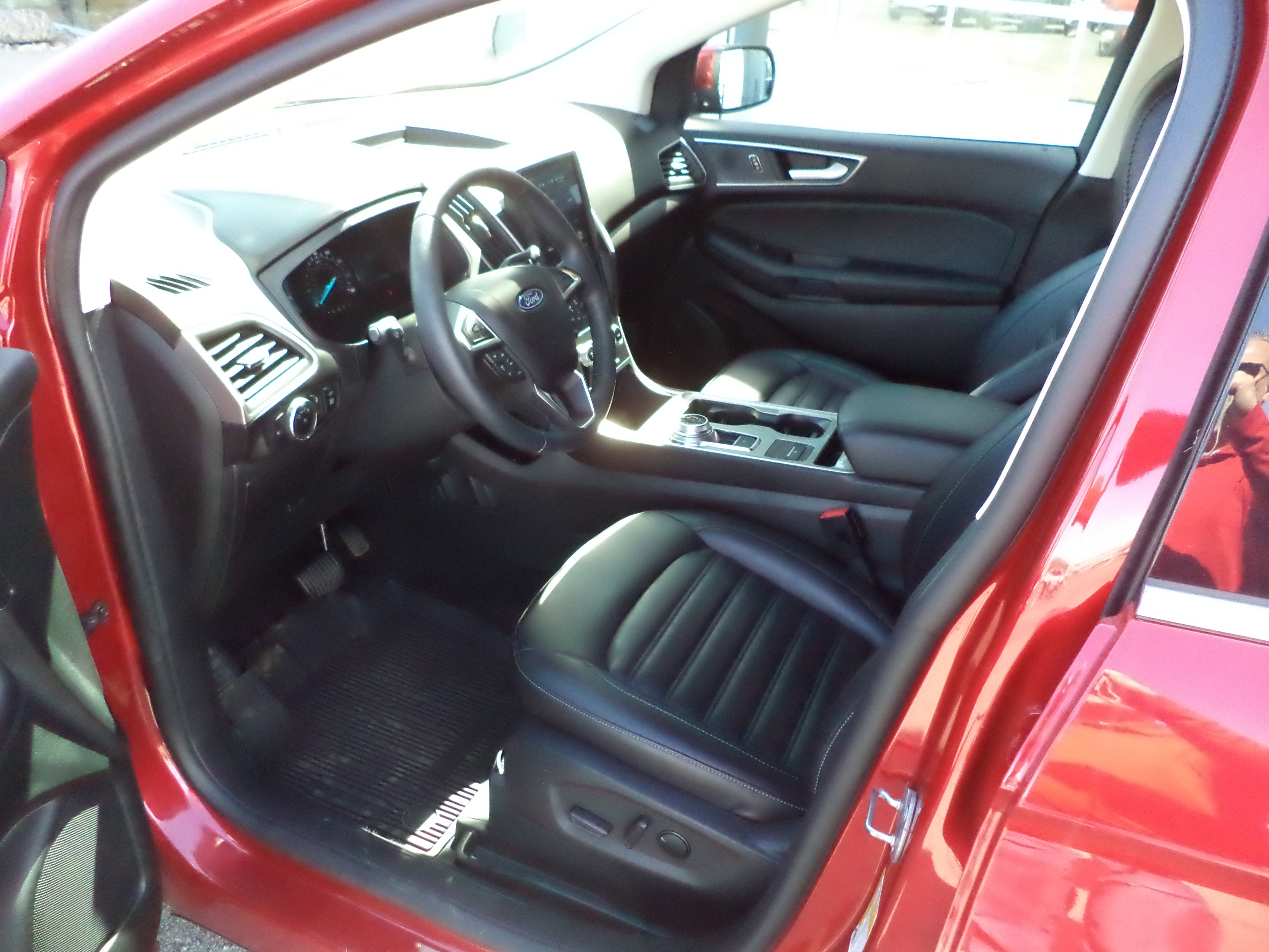 Used 2024 Ford Edge SEL w/ Convenience Package AWD/4WD image 2