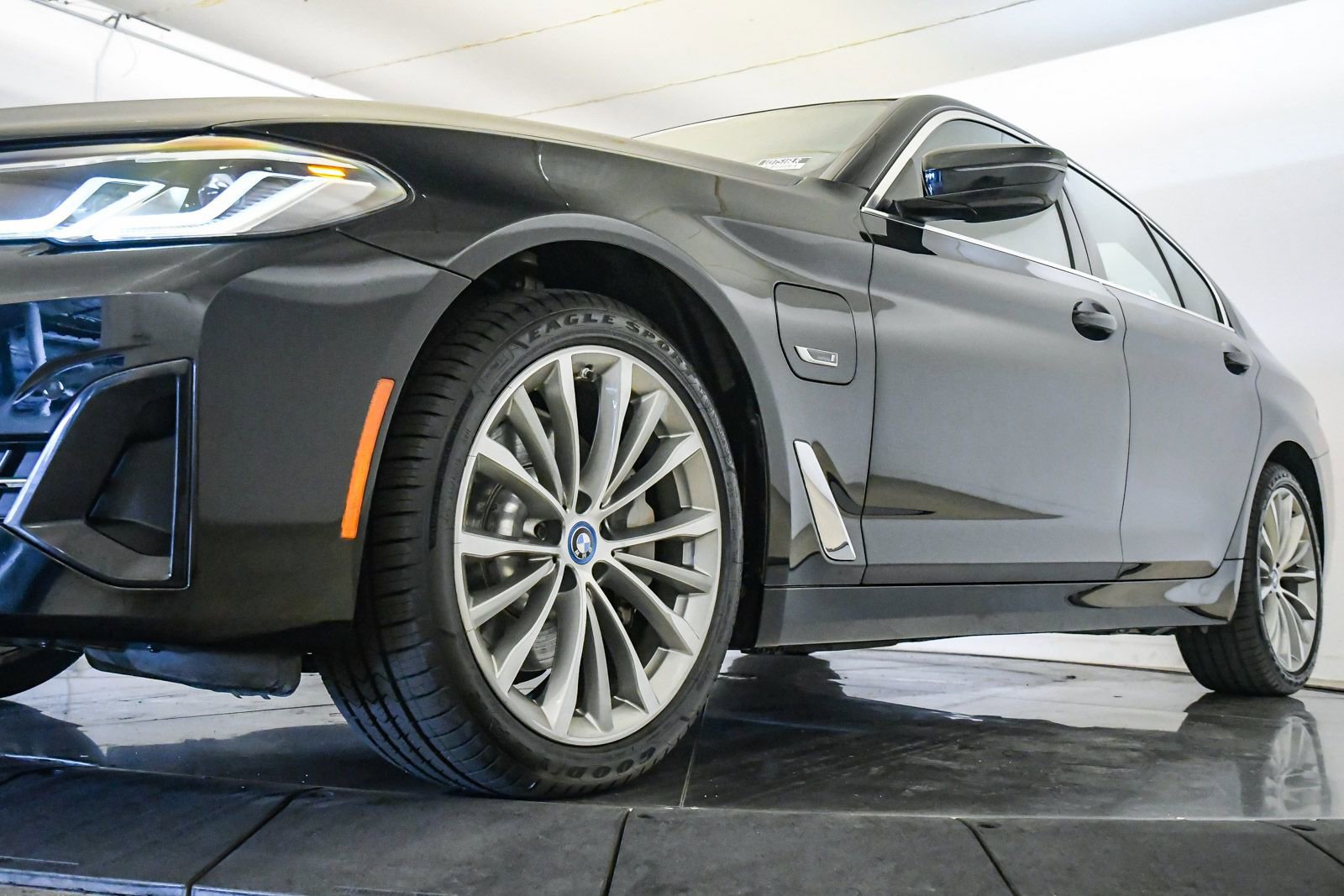 Certified 2023 BMW 530e w/ Convenience Package image 10