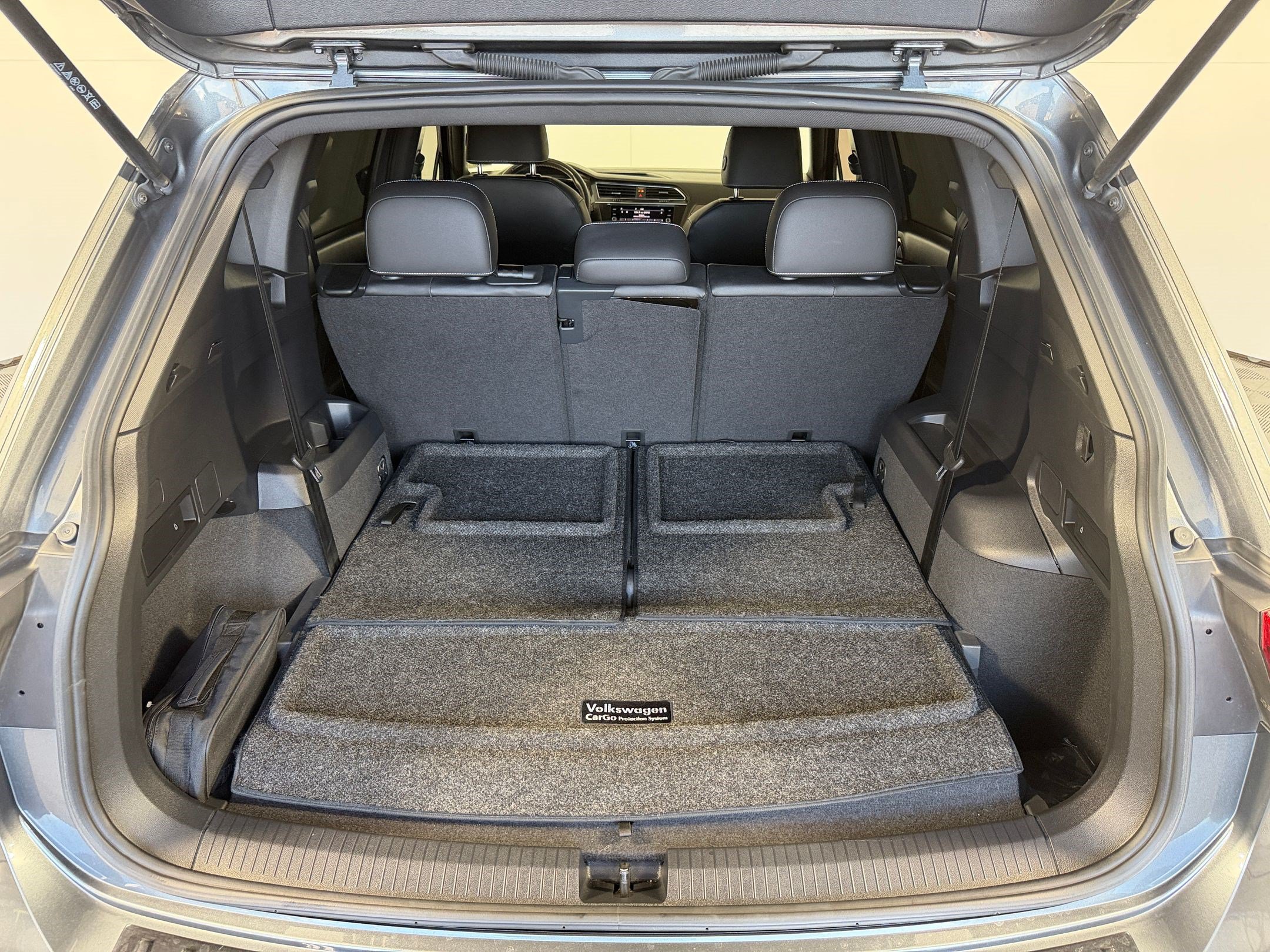 Used 2023 Volkswagen Tiguan SE R-Line FWD image 31