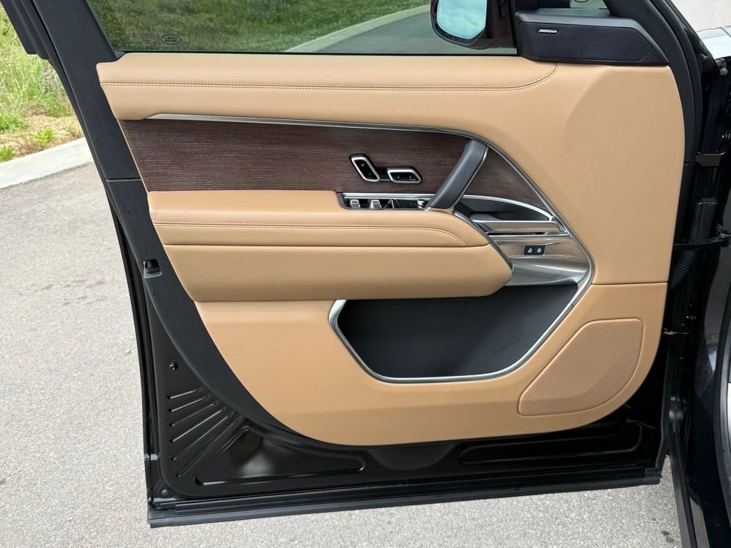 Used 2025 Land Rover Range Rover Long Wheelbase SE AWD/4WD image 16