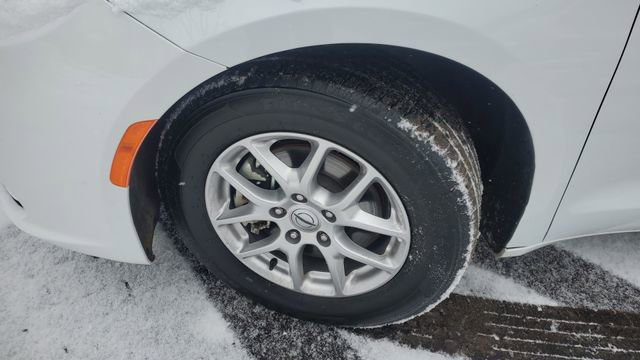 Certified 2024 Chrysler Pacifica Touring-L image 4