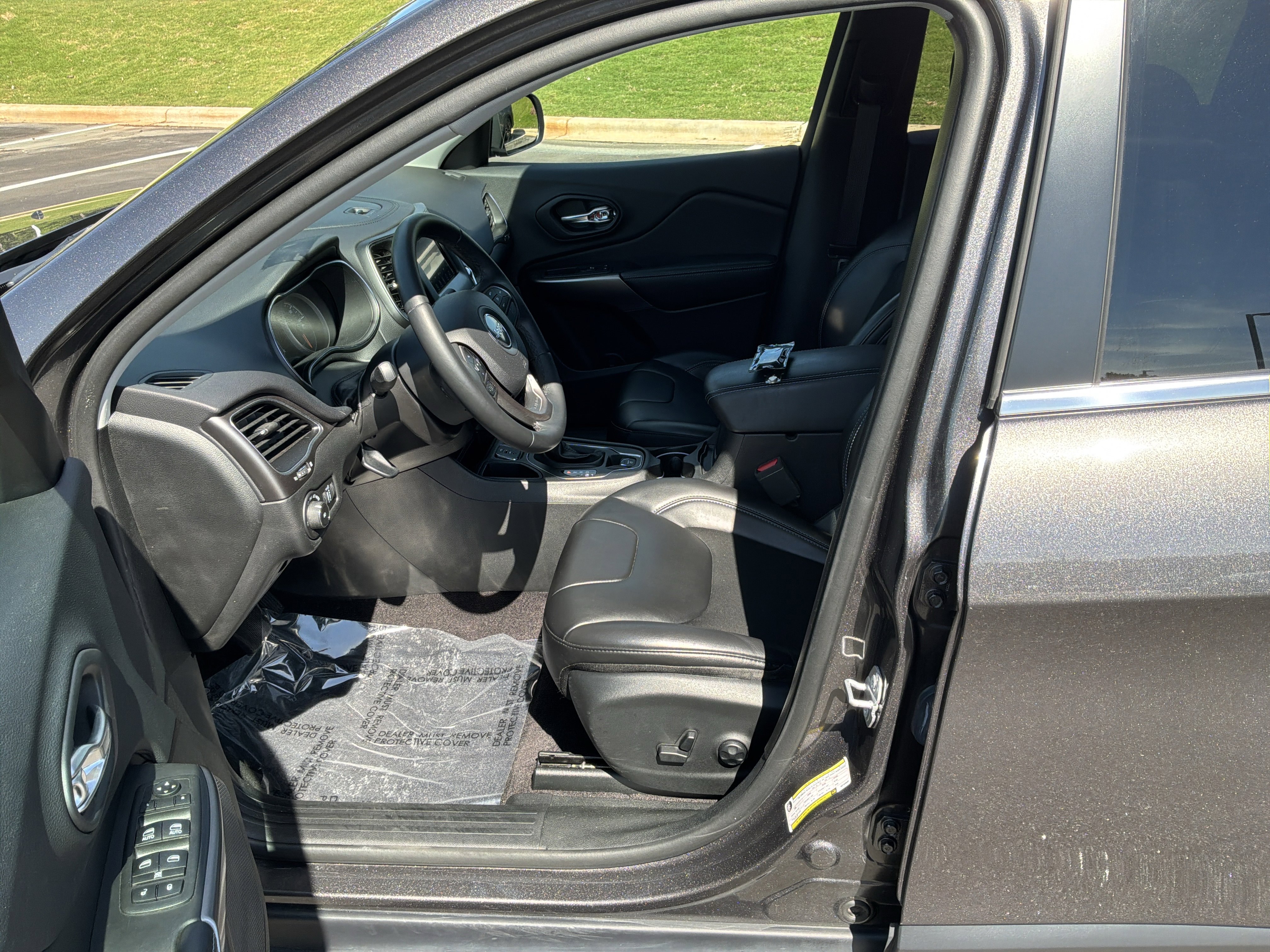 Used 2019 Jeep Cherokee Latitude Plus FWD image 16