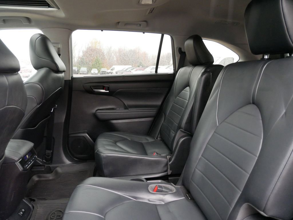 Used 2021 Toyota Highlander XLE image 31