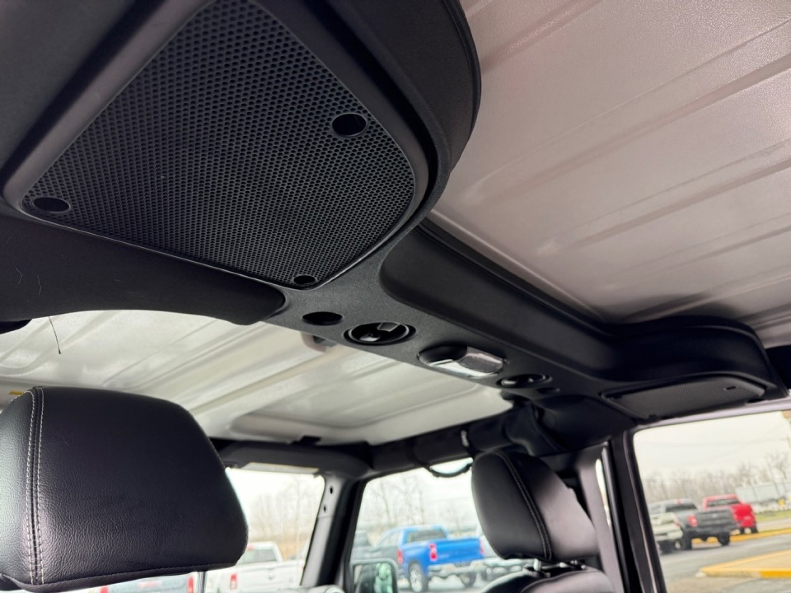 Used 2018 Jeep Wrangler Unlimited Sahara w/ Connectivity Group image 34