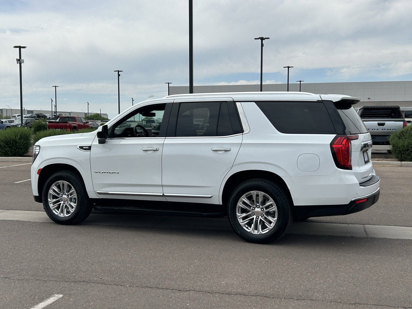 Used 2021 GMC Yukon XL SLT w/ SLT Luxury Package image 3