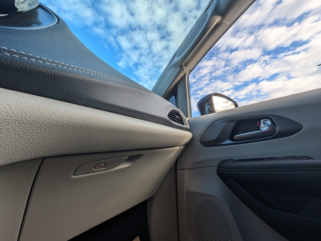 Used 2024 Chrysler Pacifica Touring-L w/ Road Tripper Package image 33