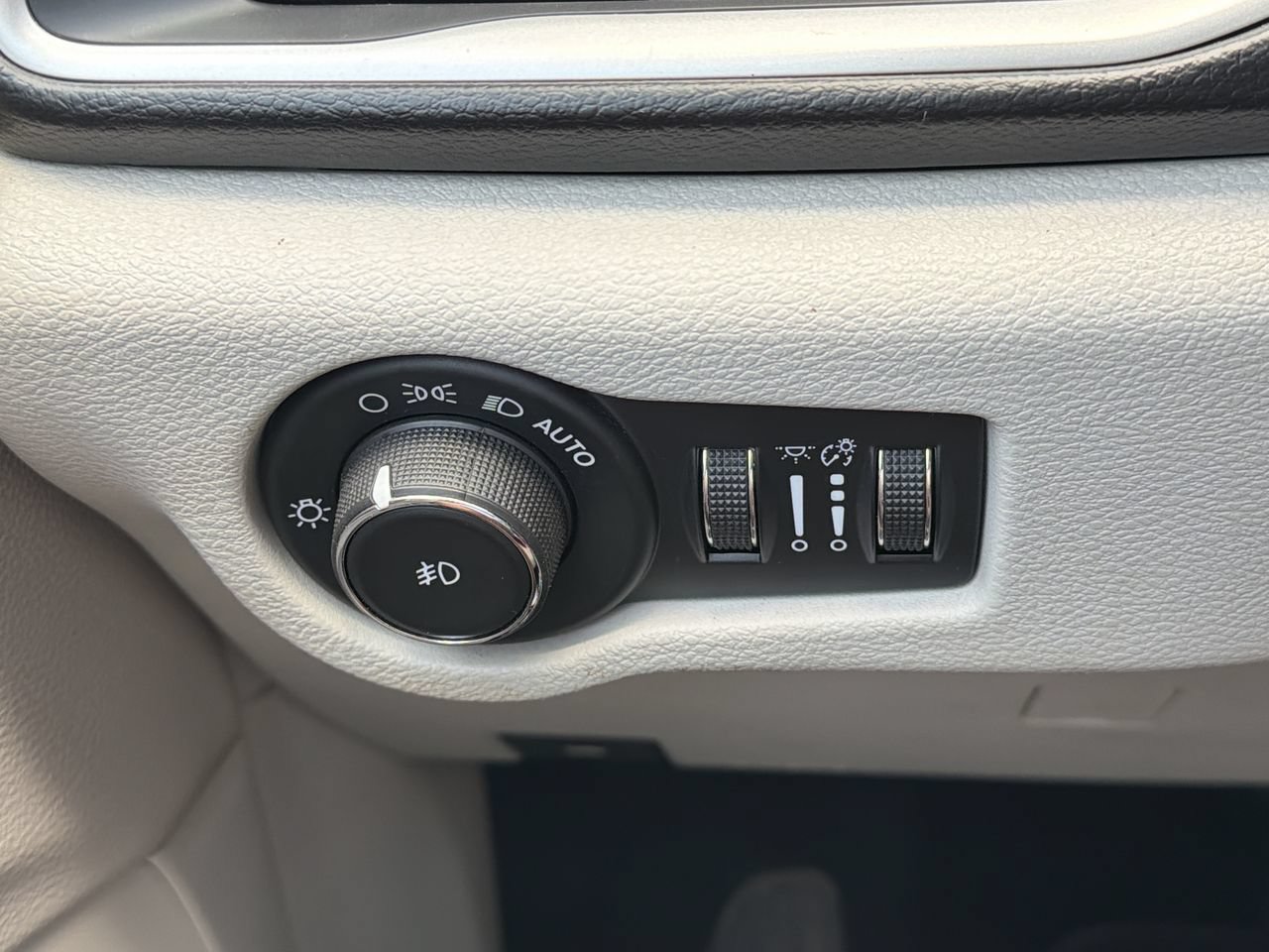 Used 2017 Chrysler Pacifica Touring Plus FWD image 25