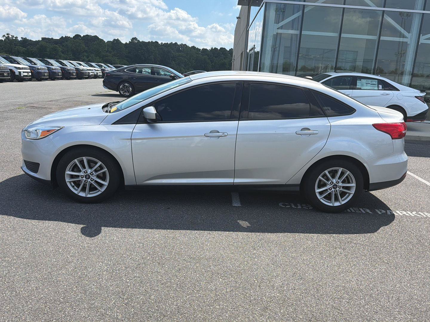 Used 2018 Ford Focus SE FWD image 2