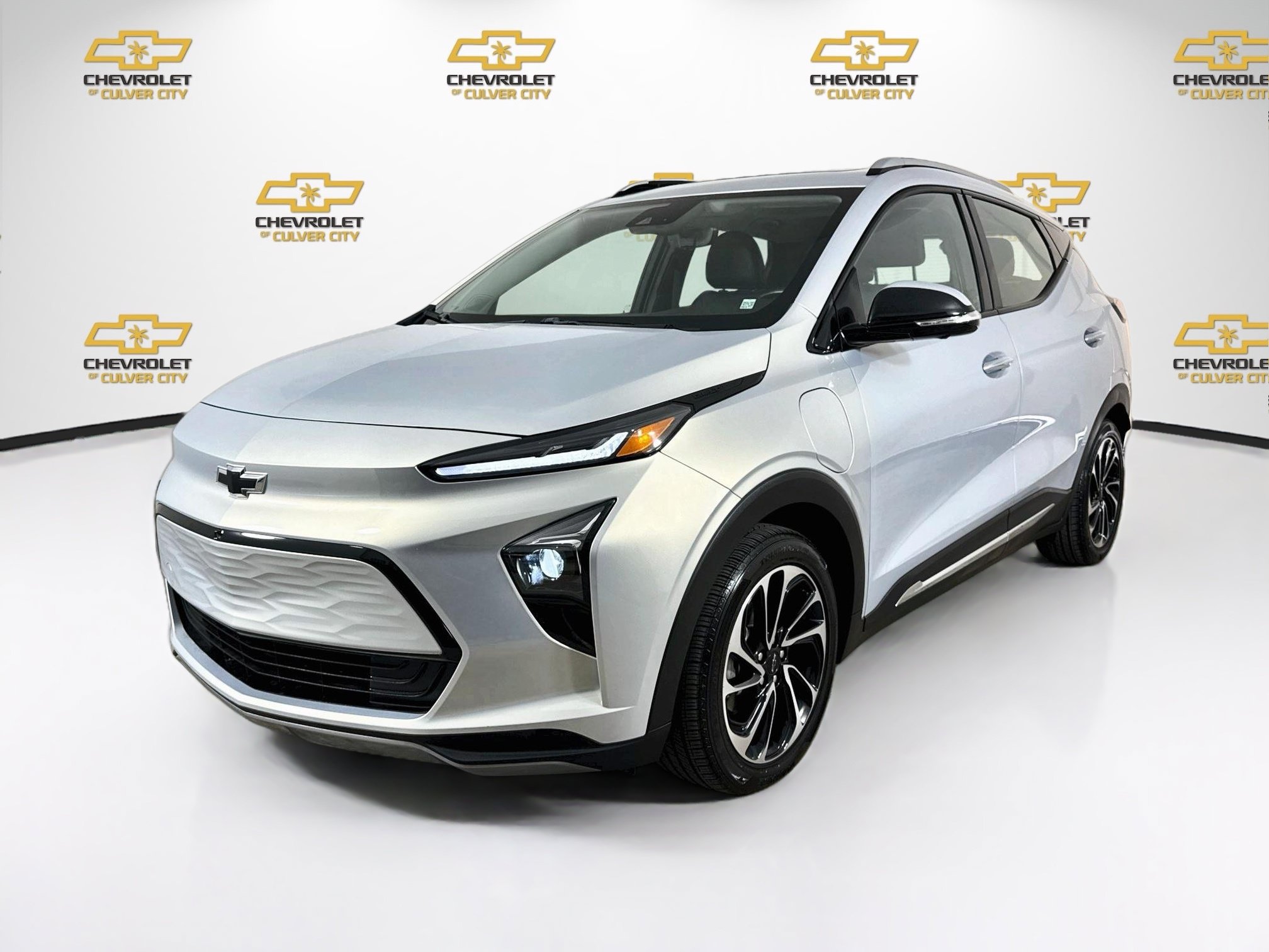Used 2022 Chevrolet Bolt EUV Premier w/ Sun & Sound Package FWD image 3