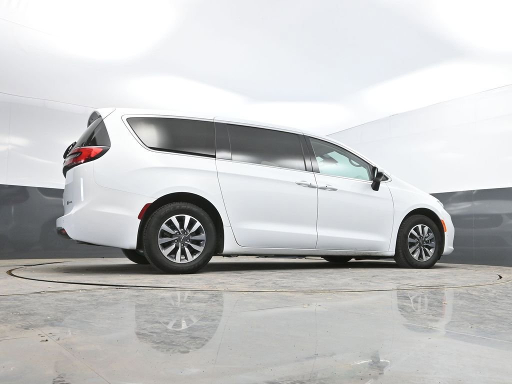 Used 2023 Chrysler Pacifica Touring-L FWD image 38