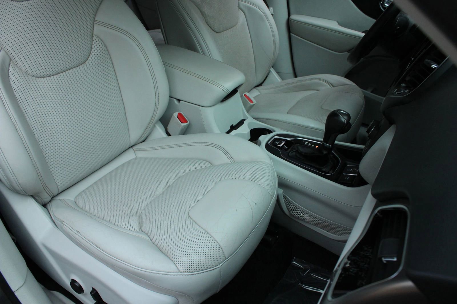 Used 2020 Jeep Cherokee Limited FWD image 37