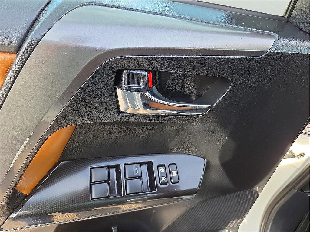 Used 2018 Toyota RAV4 SE image 15