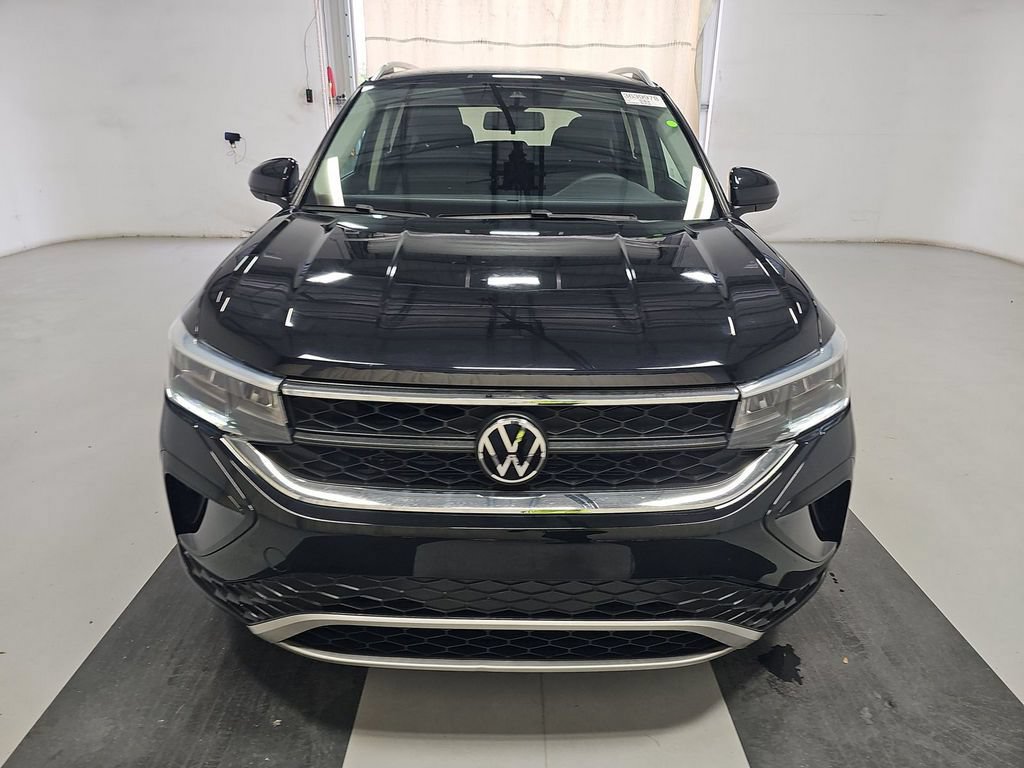 Used 2022 Volkswagen Taos SE FWD image 2