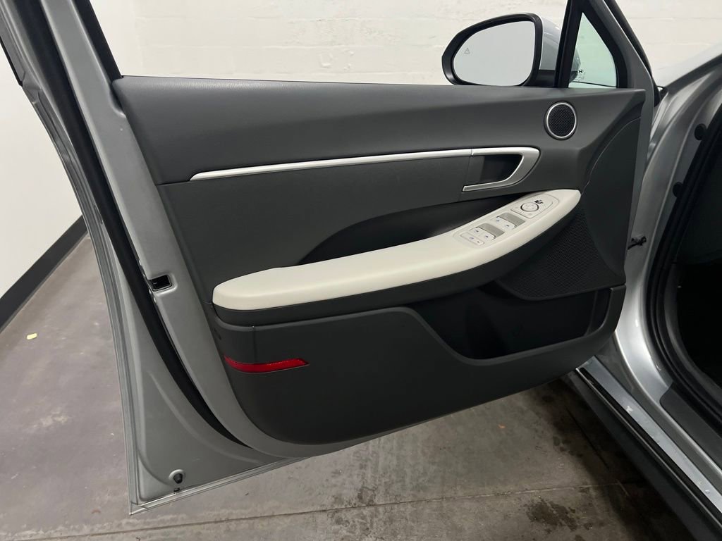 Used 2025 Hyundai Sonata SE image 12