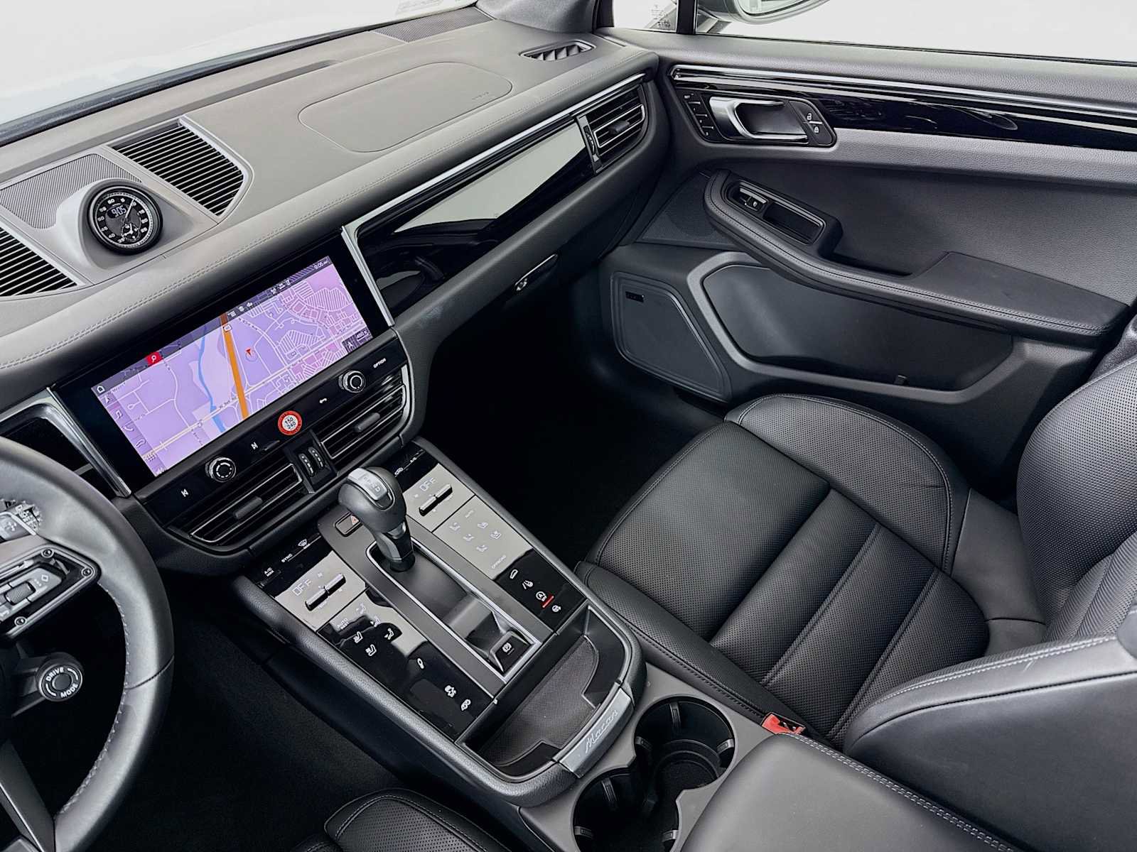 Certified 2025 Porsche Macan T image 26