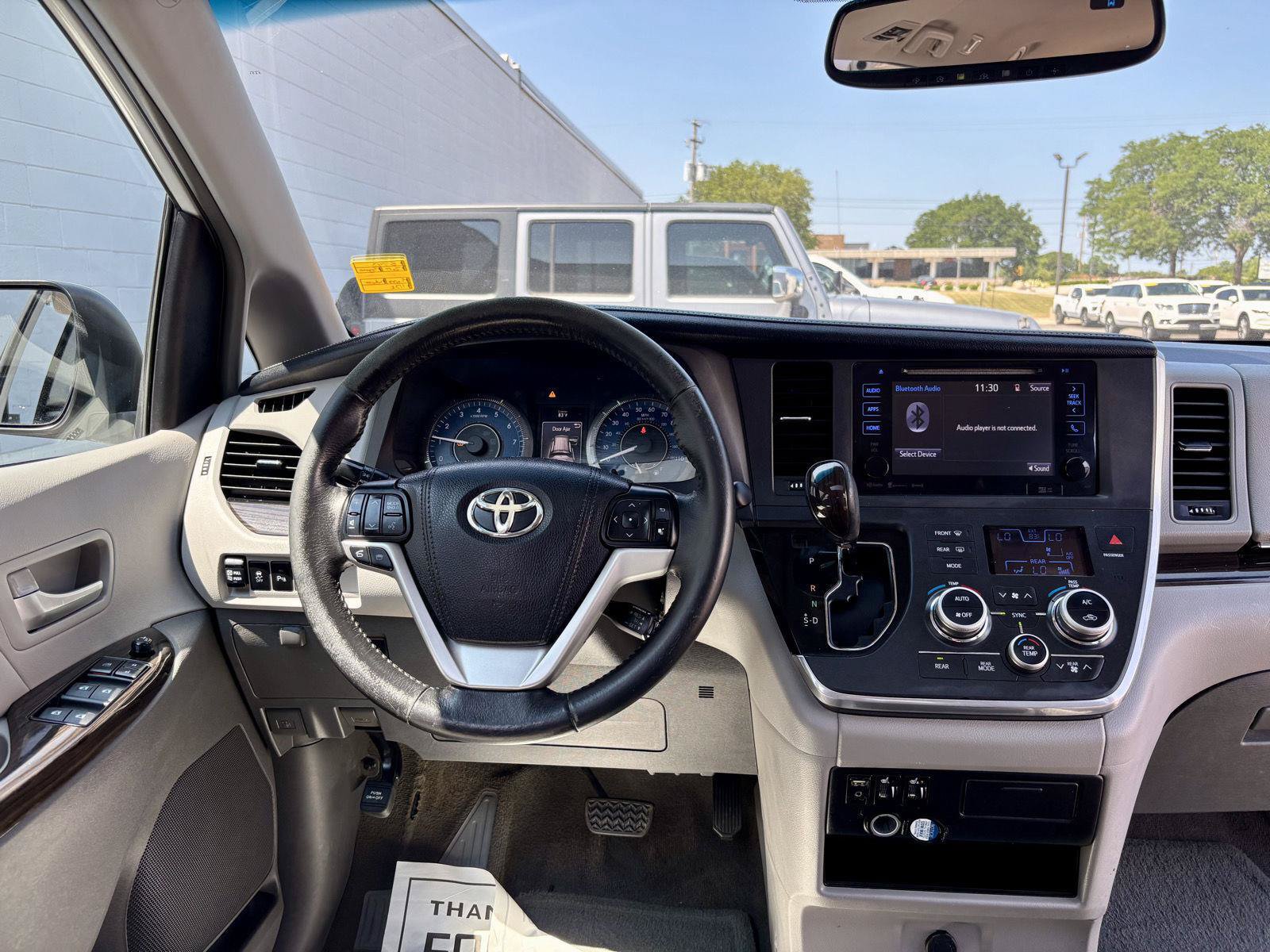 Used 2017 Toyota Sienna XLE w/ XLE Navigation Package FWD image 3