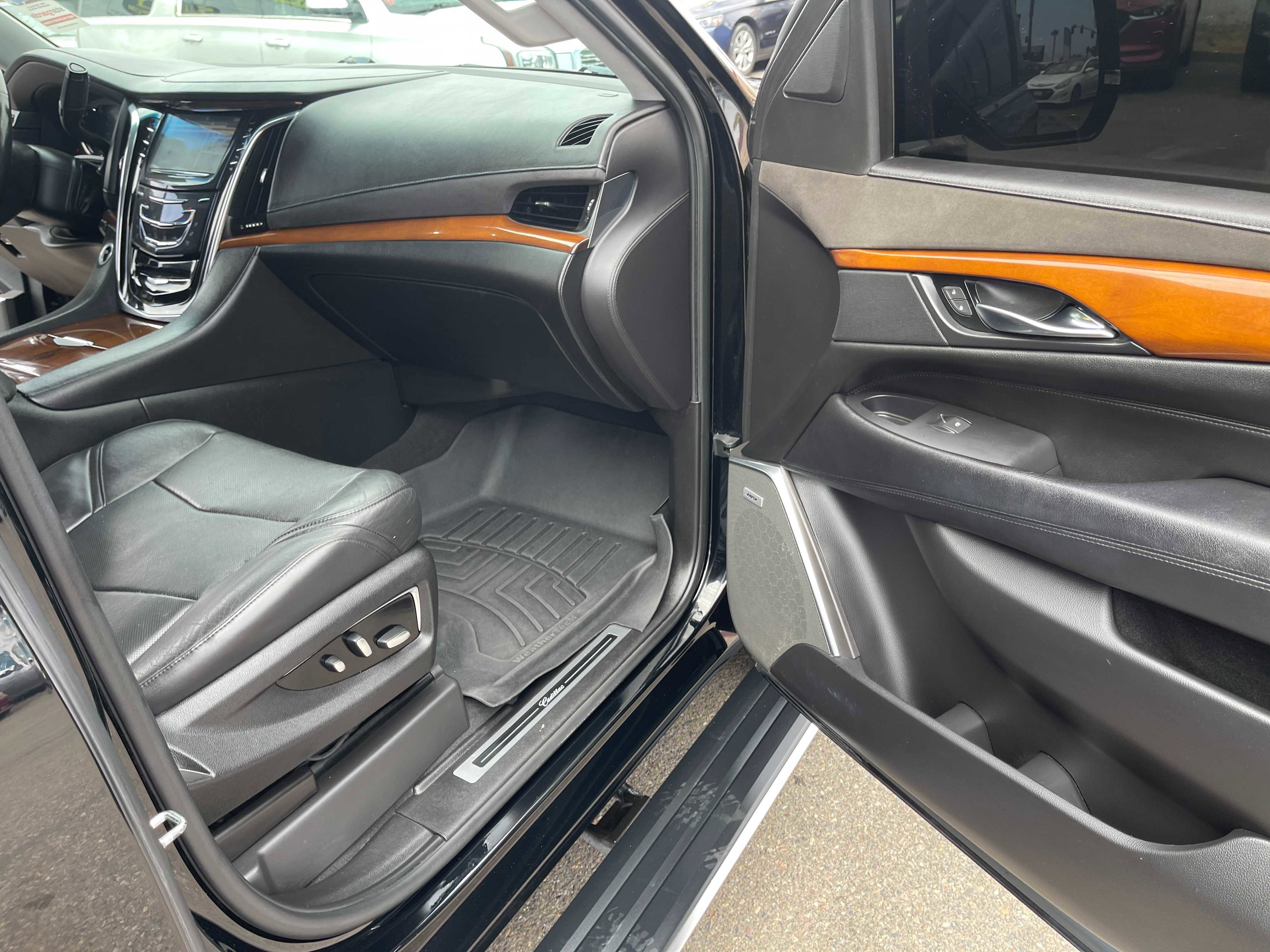 Used 2018 Cadillac Escalade ESV Premium Luxury AWD/4WD image 22
