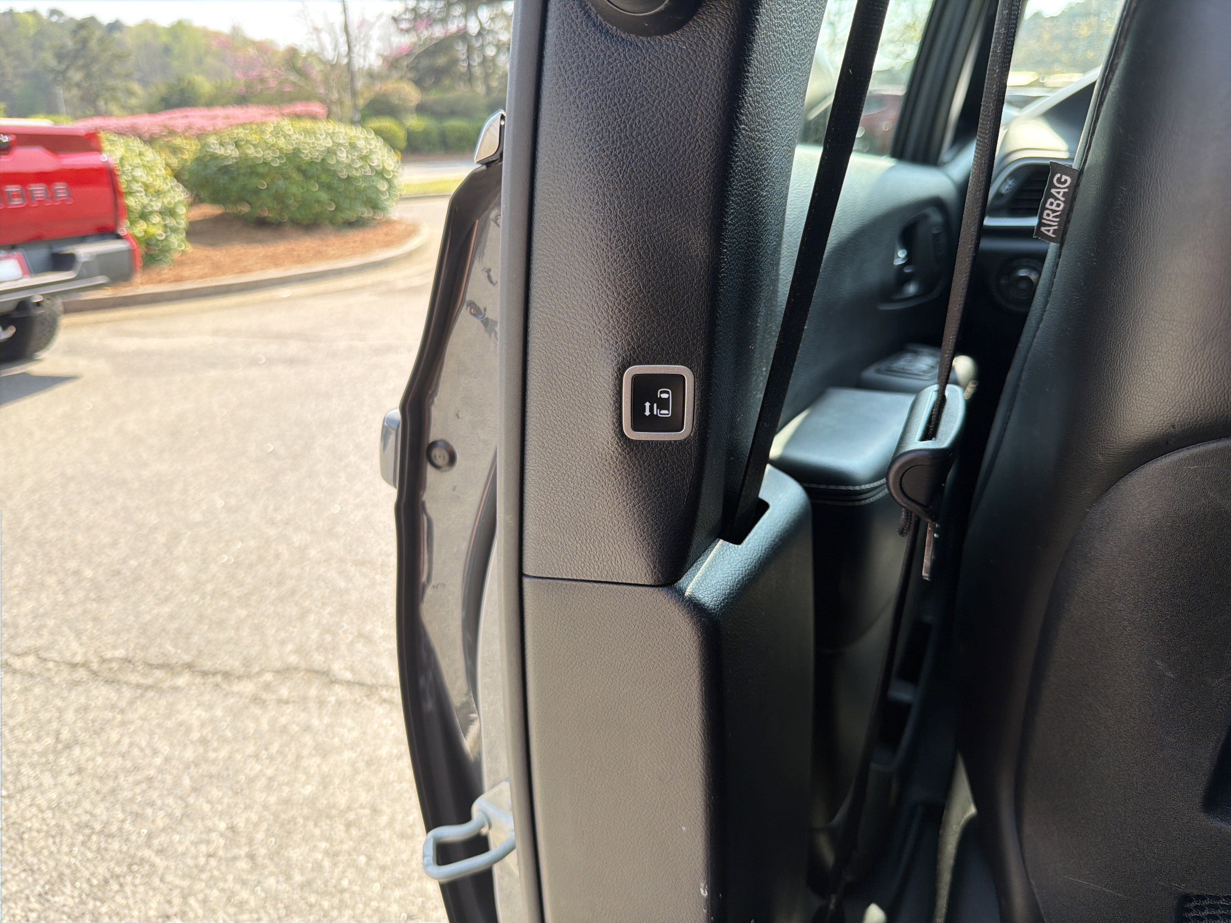 Used 2025 Chrysler Pacifica Select image 36