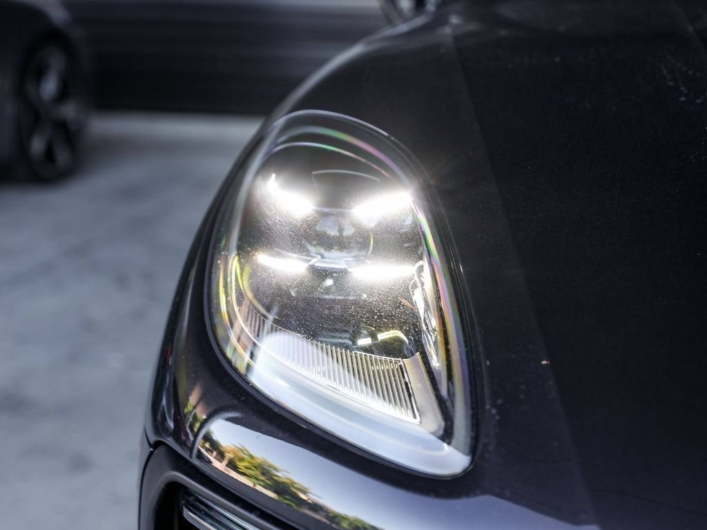 Certified 2026 Porsche Macan AWD/4WD image 11