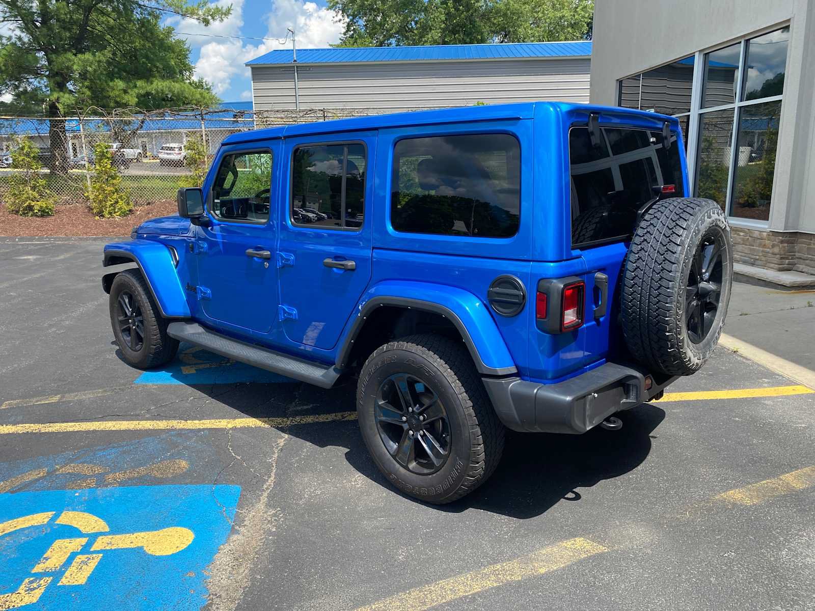 Used 2022 Jeep Wrangler Unlimited Sahara AWD/4WD image 3
