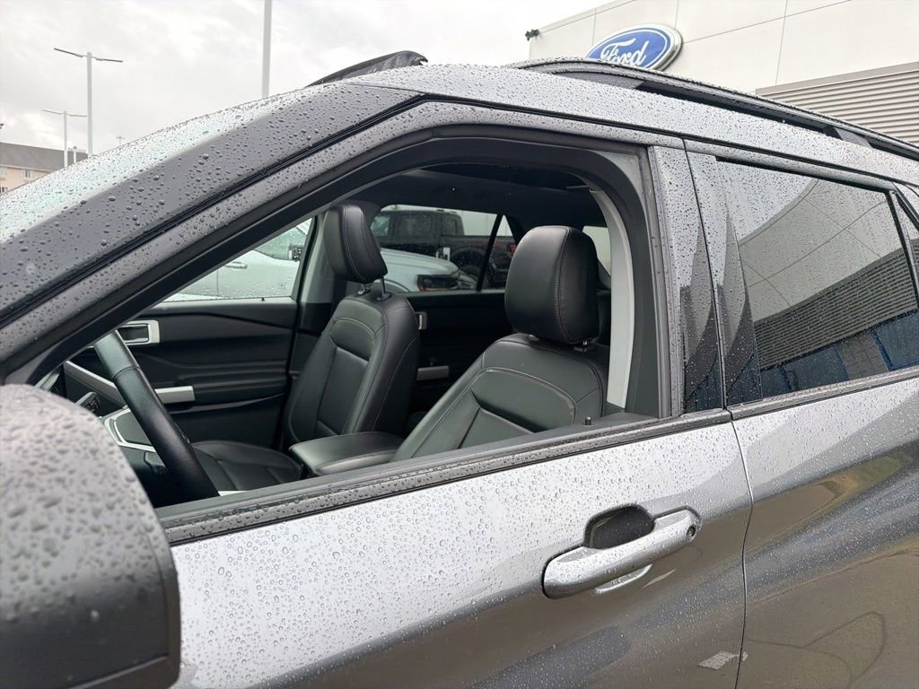 Used 2021 Ford Explorer XLT w/ Equipment Group 202A image 9