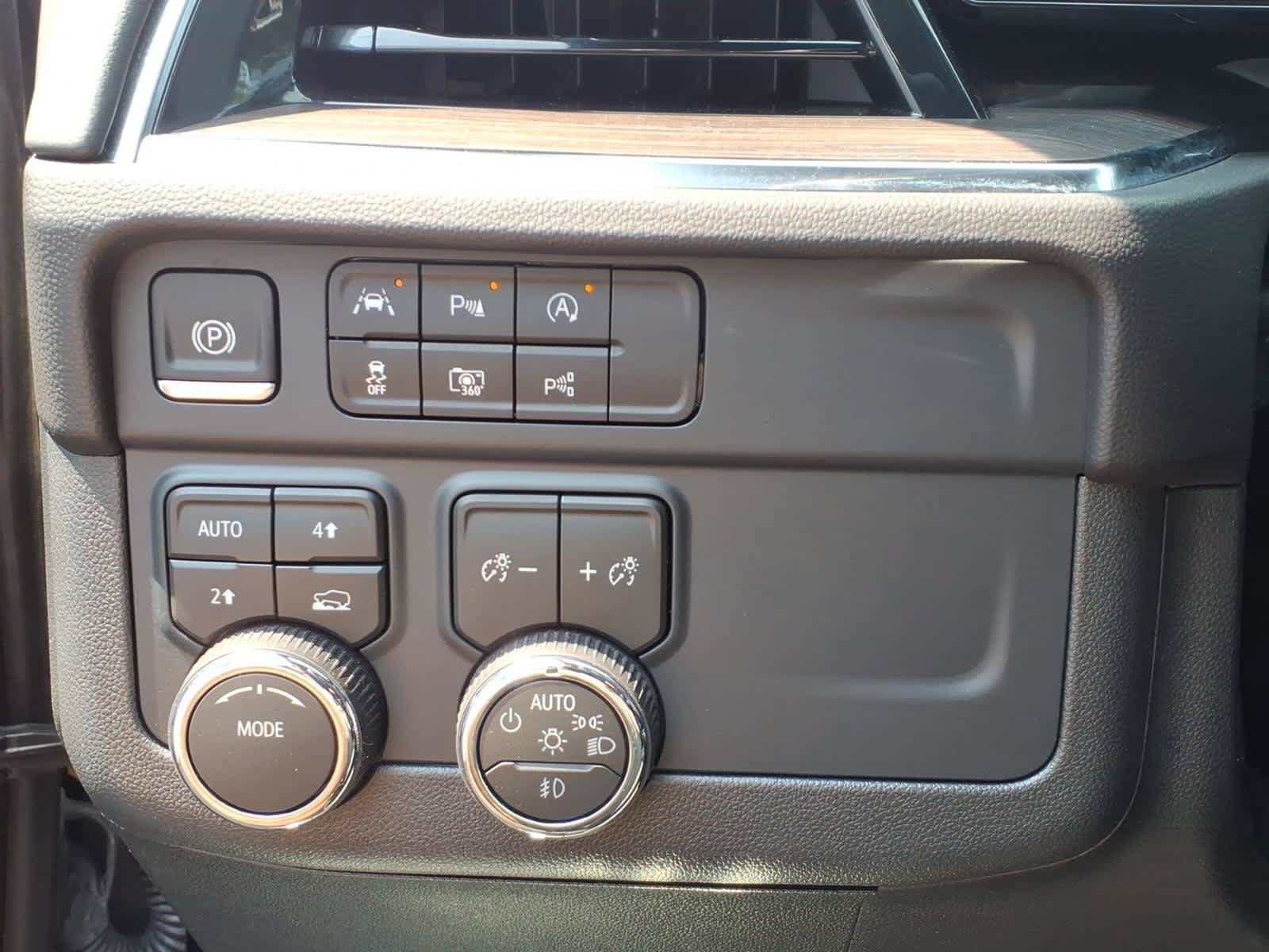 Used 2026 Chevrolet Suburban LT w/ Comfort Package AWD/4WD image 11
