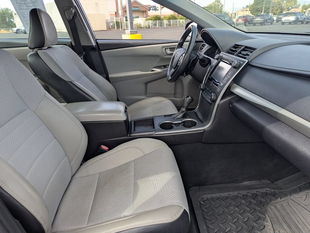 Used 2017 Toyota Camry SE w/ Moonroof Package FWD image 33