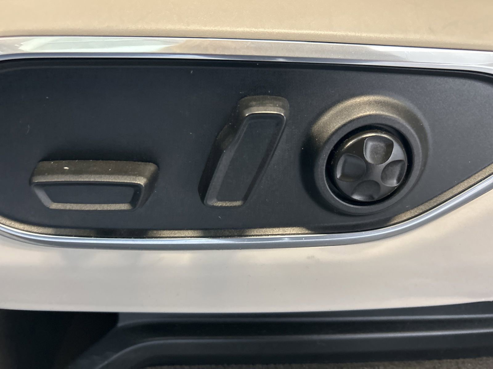 Used 2024 Jeep Wagoneer L Series II w/ Flexible Seating Group image 20