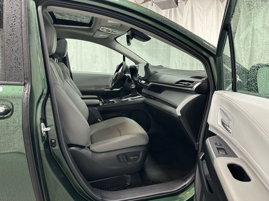 Used 2025 Toyota Sienna XLE image 62