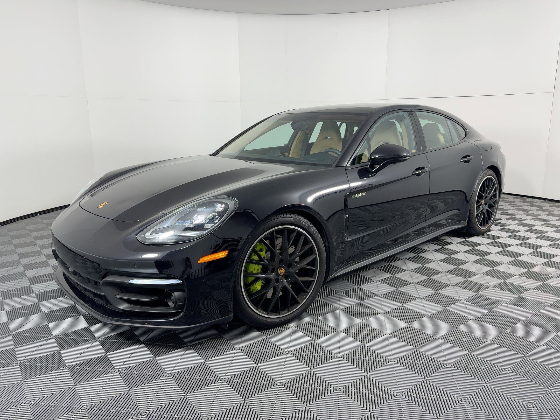 Certified 2023 Porsche Panamera 4 image 1