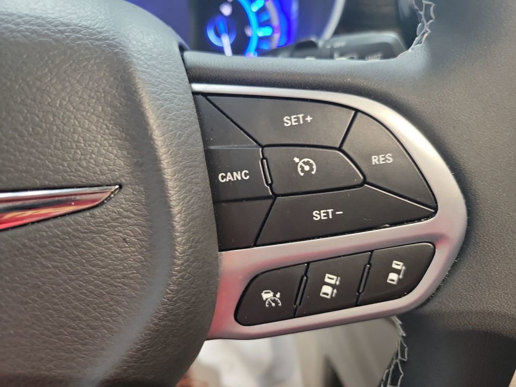 Used 2023 Chrysler Pacifica Limited image 39