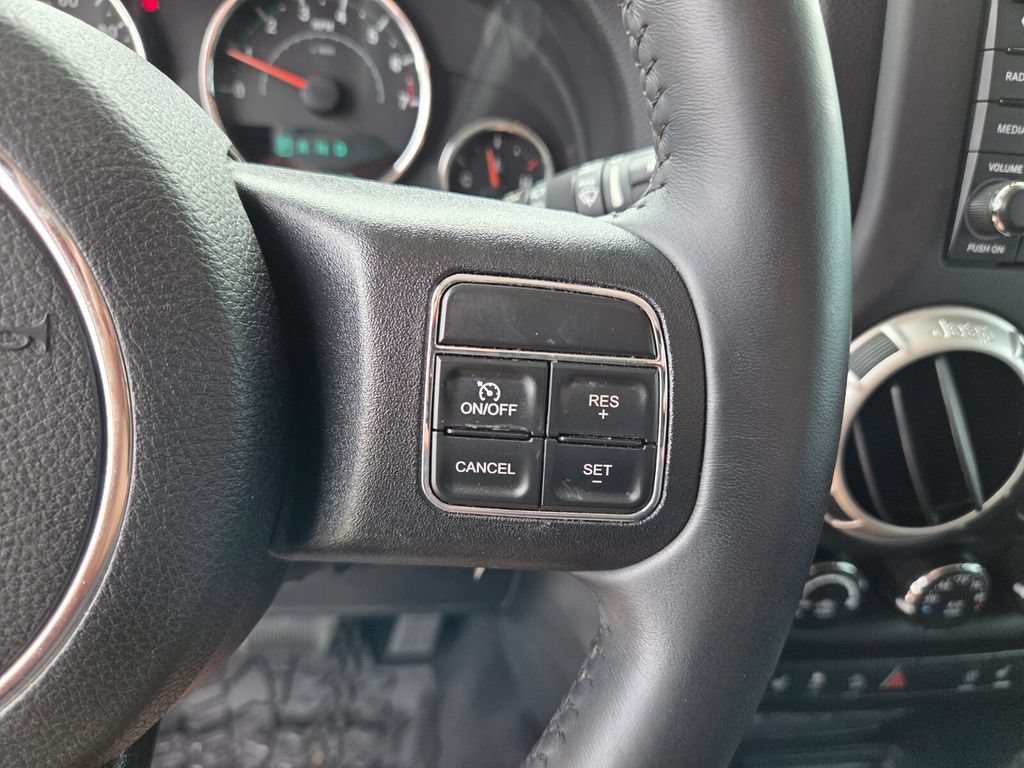 Used 2018 Jeep Wrangler Unlimited Sahara w/ Connectivity Group AWD/4WD image 31