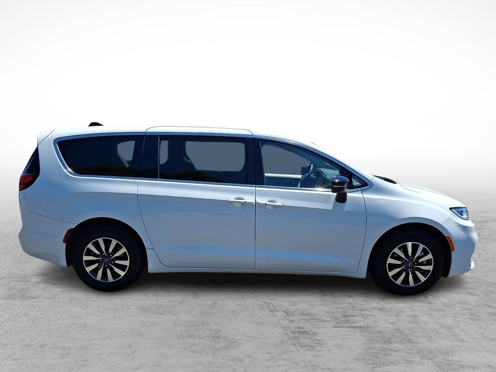 Used 2024 Chrysler Pacifica Limited FWD image 6
