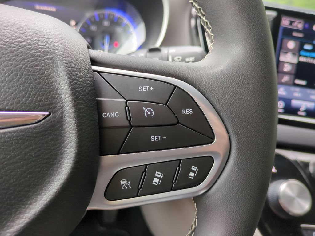 Used 2024 Chrysler Pacifica Touring-L FWD image 27