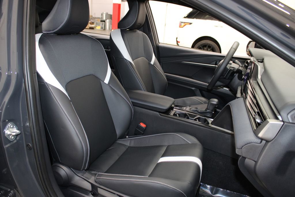 Used 2025 Toyota Camry SE image 14