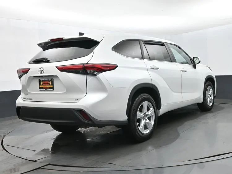Used 2023 Toyota Highlander LE FWD image 7