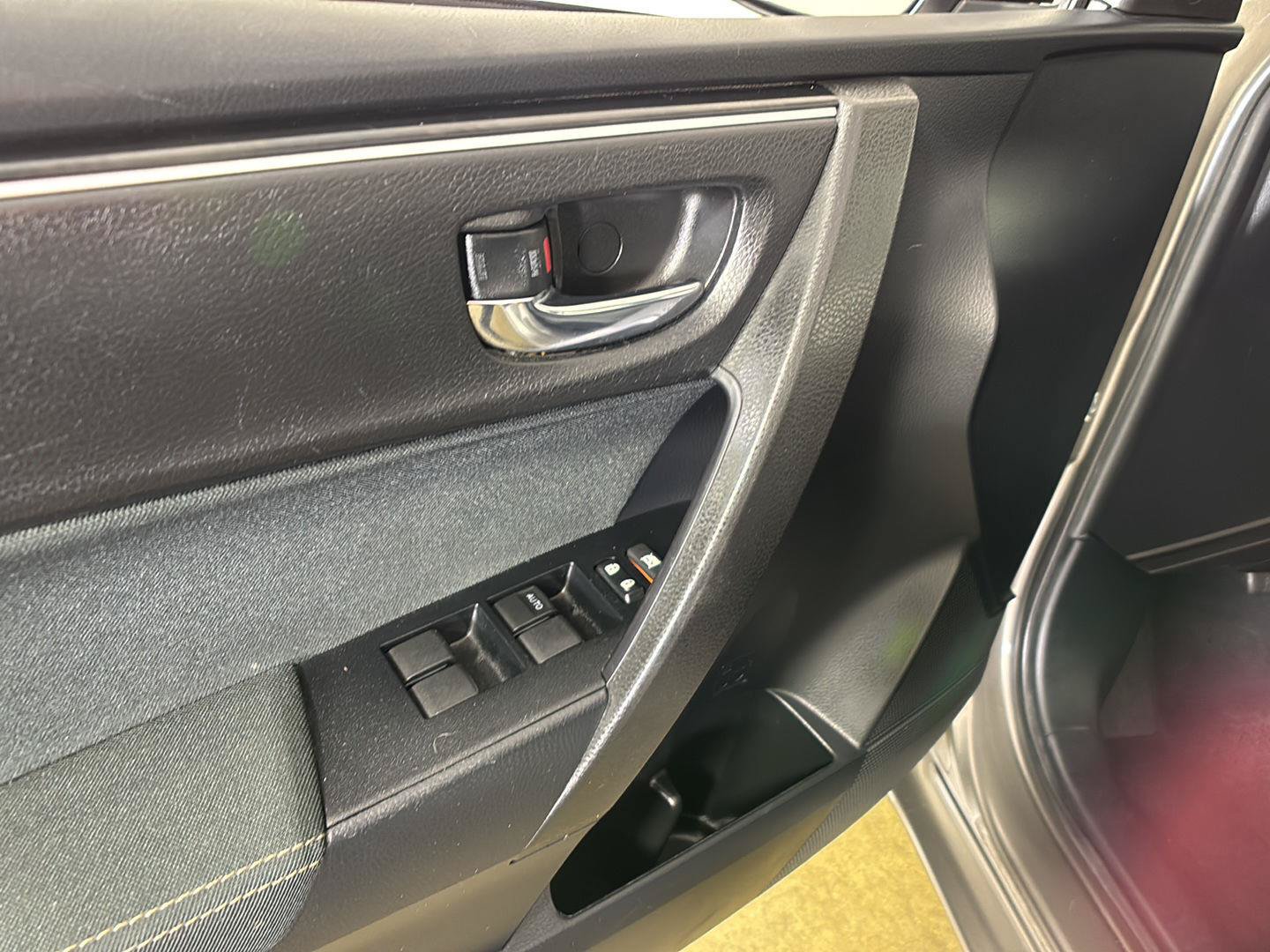Used 2018 Toyota Corolla LE FWD image 23