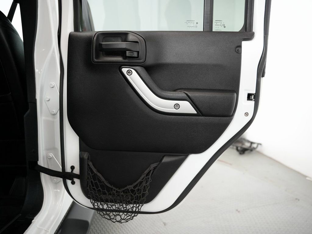 Used 2015 Jeep Wrangler Unlimited Sahara w/ Connectivity Group image 40