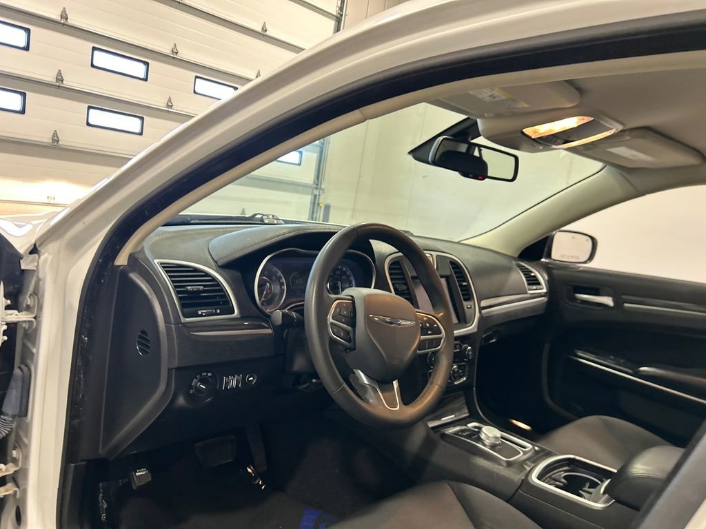 Used 2022 Chrysler 300 Touring w/ Sport Appearance Package image 17