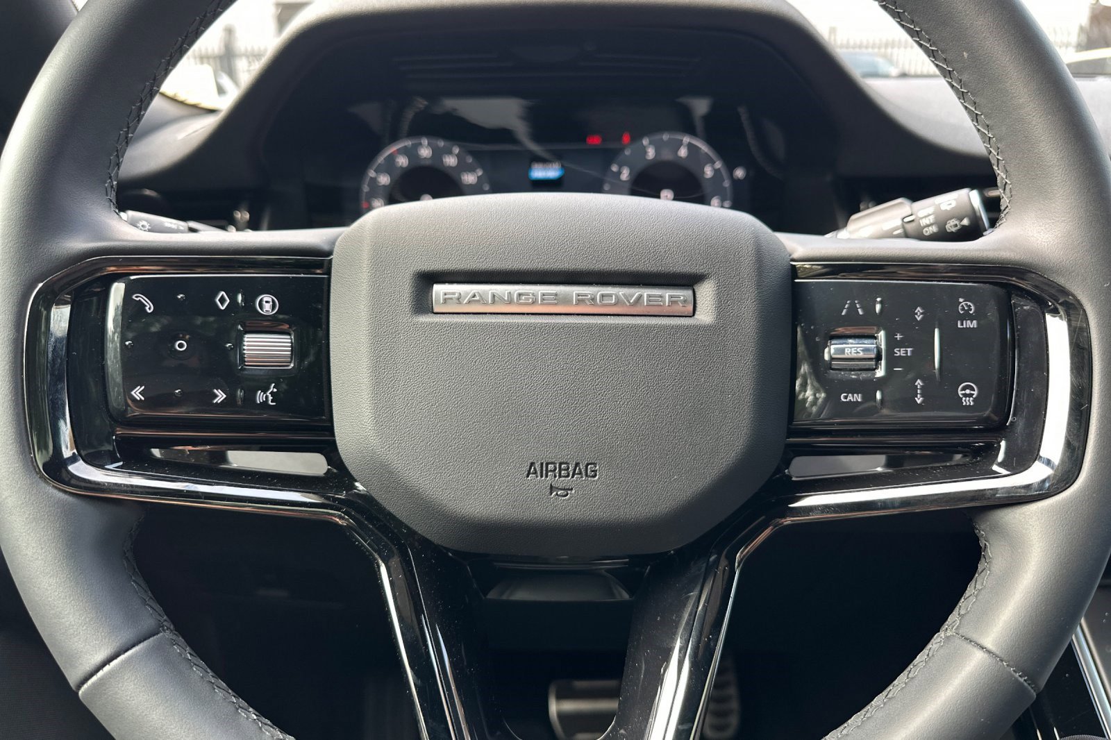 Used 2024 Land Rover Range Rover Evoque Dynamic SE image 18