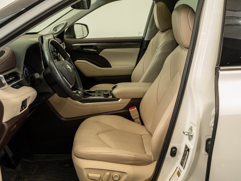Used 2021 Toyota Highlander Limited image 19