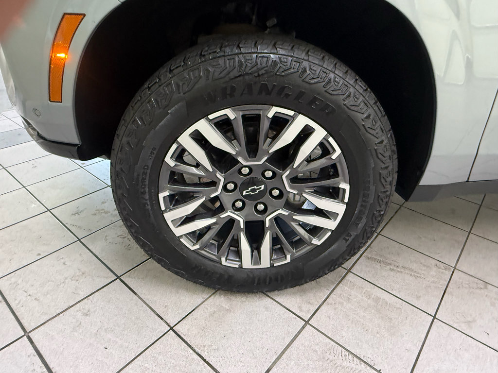 Used 2025 Chevrolet Suburban Z71 AWD/4WD image 11