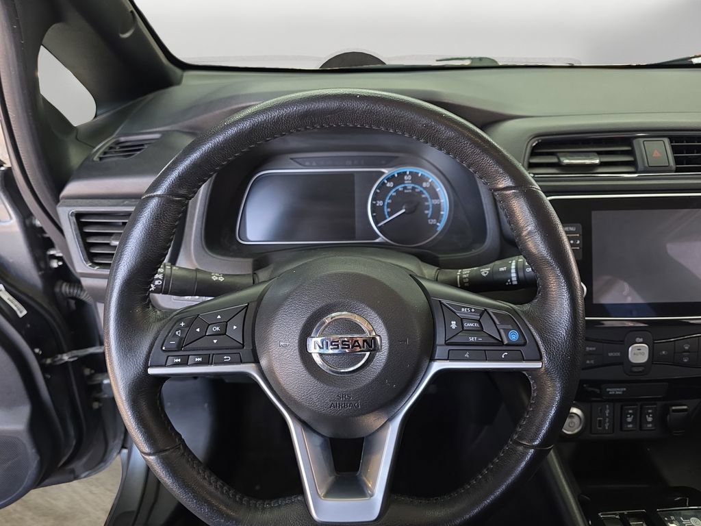Used 2020 Nissan Leaf SV w/ SV Technology Package FWD image 12