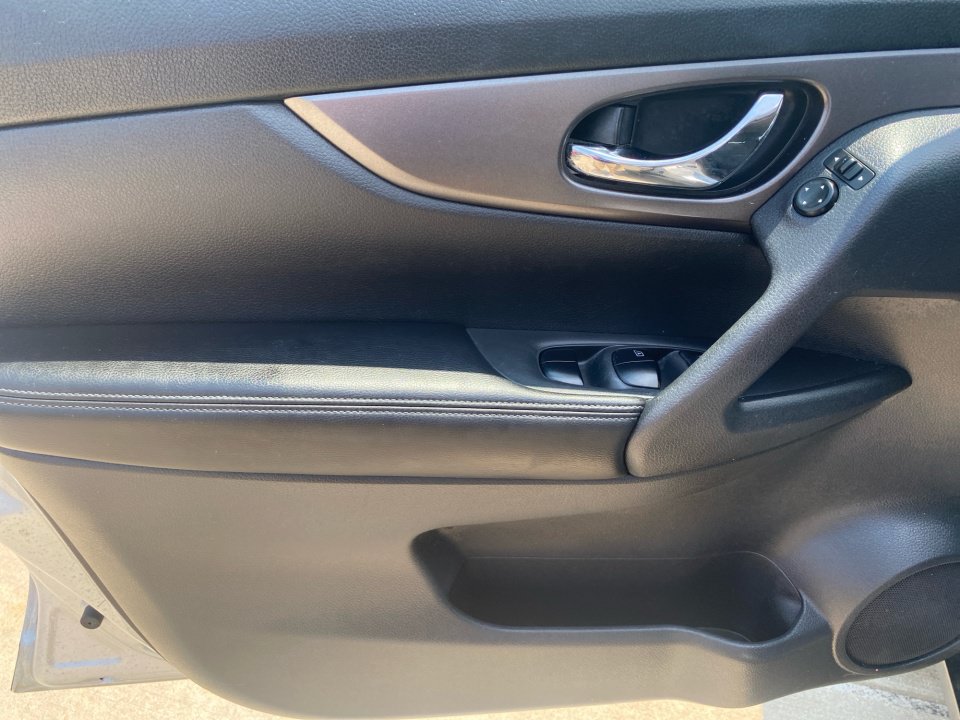 Used 2016 Nissan Rogue SV w/ SV Premium Package FWD image 34