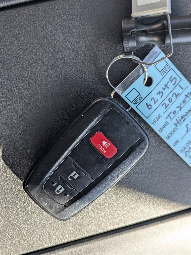 Used 2021 Toyota Highlander XLE image 38