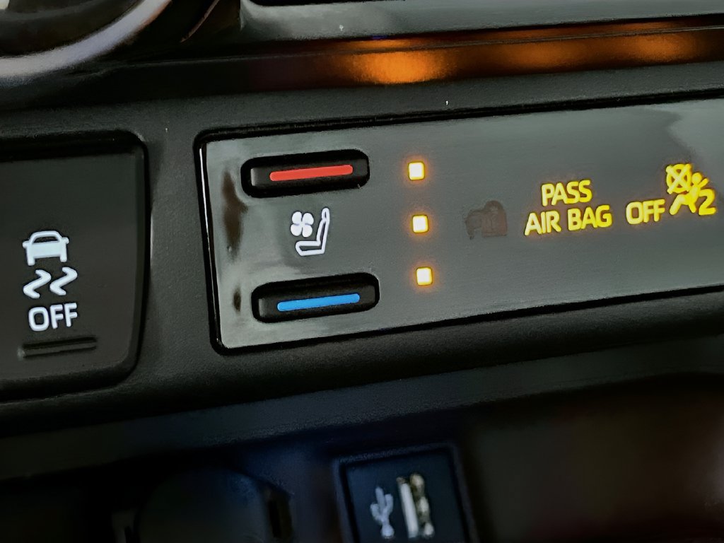 Used 2025 Toyota RAV4 Limited FWD image 19