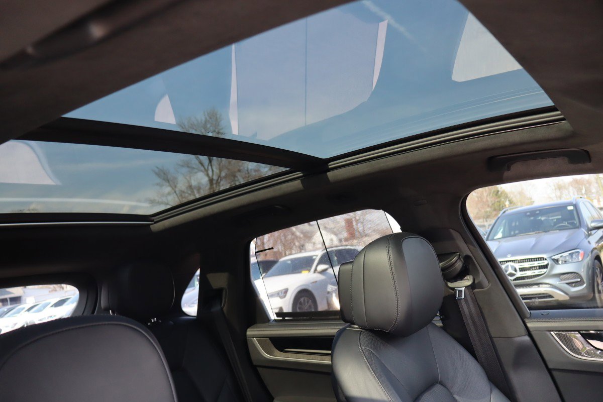 Used 2025 Porsche Cayenne Turbo AWD/4WD image 19