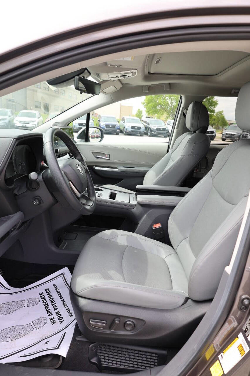 Used 2024 Toyota Sienna Limited AWD/4WD image 13