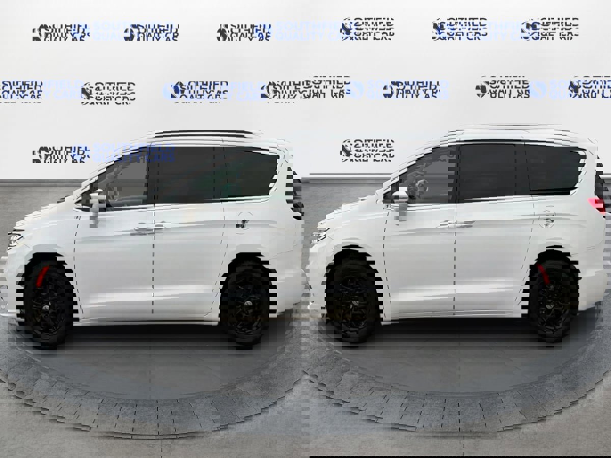 Used 2021 Chrysler Pacifica Touring-L image 3